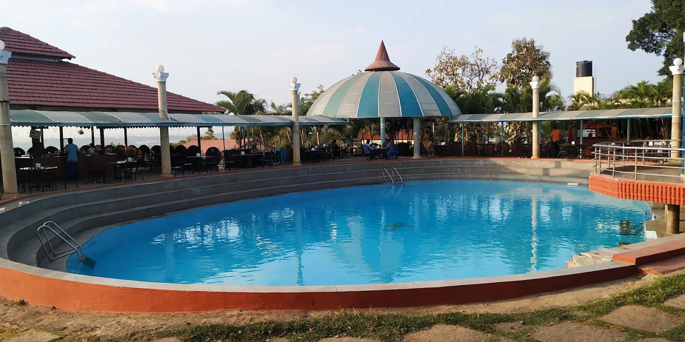 greenstone-retreat-swimming-pool-palm-trees