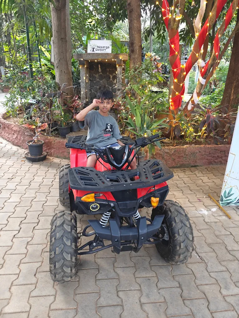 misty-banyan-retreat-thatched-cottage-garden